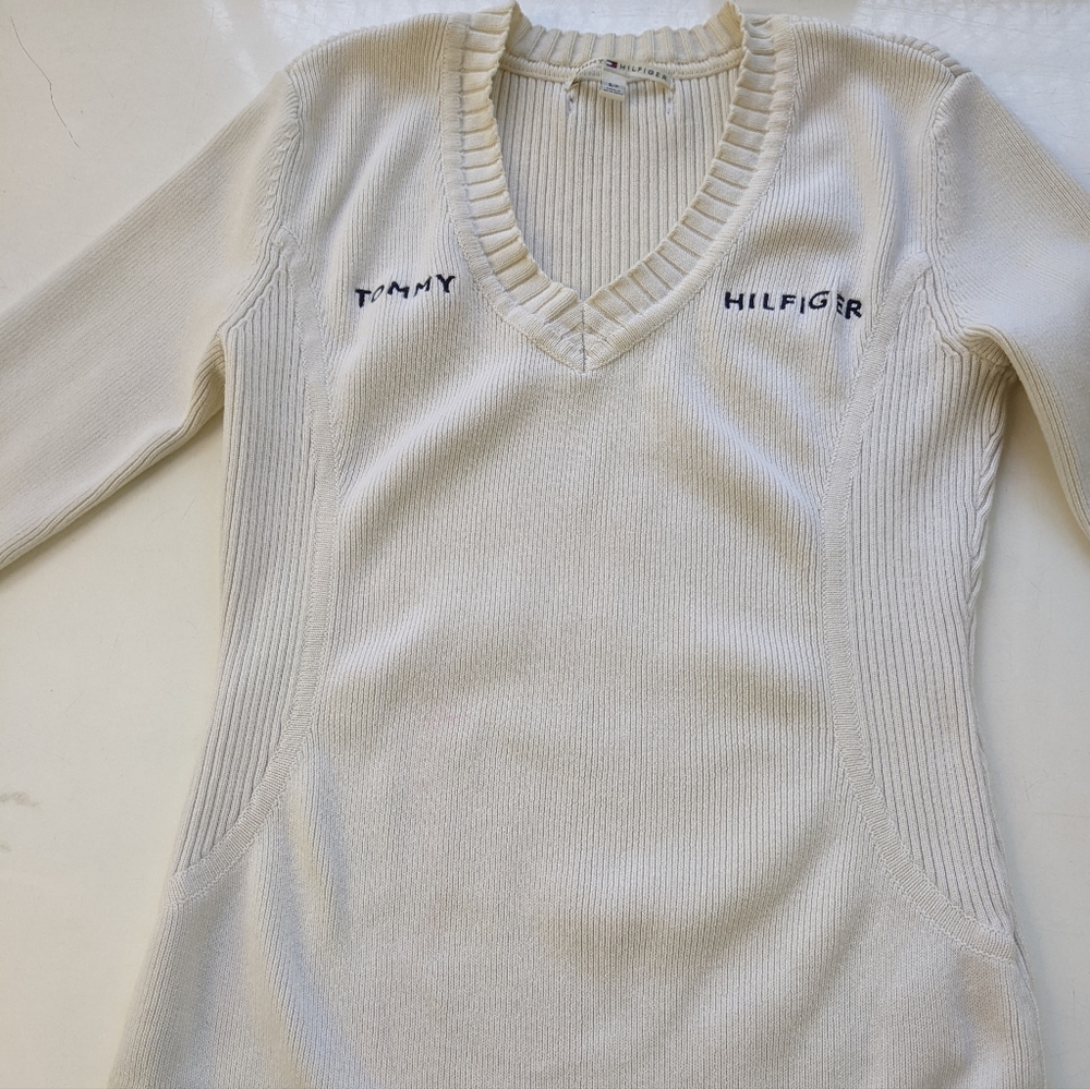 Tommy Hilfiger Women's V-Neck Sweater in White/Cream